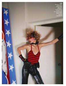 edie_vogueparis_feb18_2.thumb.jpg.793baa228c4598c76f18a54f79913799.jpg