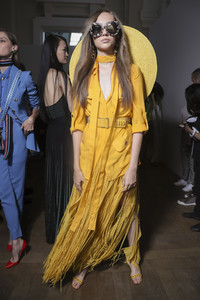 elie-saab-bks-s-rs18-0228.thumb.jpg.ed78707df3dec63dc1c6a98f2d34cb84.jpg