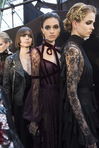elie-saab-bks-z-rf17-8019.thumb.jpg.603f723c0a01752ab982f173ada20279.jpg