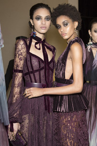 elie-saab-bks-z-rf17-8237.thumb.jpg.9153d24a6b75f0364b859302e6ef7396.jpg