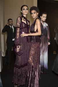 elie-saab-bks-z-rf17-8241.thumb.jpg.589f20832060c00c9c19438841efb0b7.jpg