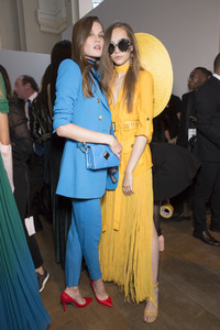 elie-saab-bks-z-rs18-0492.thumb.jpg.56a500256cfaead5a5d2ec63f561ef84.jpg