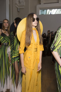 elie-saab-bks-z-rs18-0525.thumb.jpg.dbe9631a9fc4cc03f5d201e1cae8f1c7.jpg