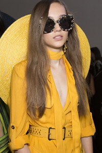 elie-saab-bks-z-rs18-0530.thumb.jpg.bba50fd07436a74caab0125b5db8f992.jpg