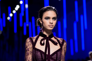 elie-saab-clp-rf17-9377.thumb.jpg.df6b0b84de36b075a66e38a00aa4e2be.jpg