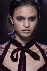 elie-saab-clpa-rf17-4874.thumb.jpg.55e6b4378897bfdc05ca58a61accead3.jpg