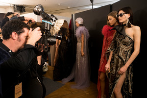 elie-saab-hc-atm-rs18-0681.thumb.jpg.f6bb40291209489ea4774433192eb1b4.jpg