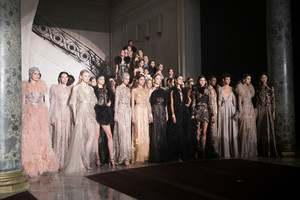 elie-saab-hc-atm-rs18-1115.thumb.jpg.35dbabd1b11282c0f8839e6ab1345c8d.jpg