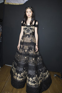 elie-saab-hc-bks-m-rf17-0920.thumb.jpg.10ad319bbc958289fd03e97052e93743.jpg