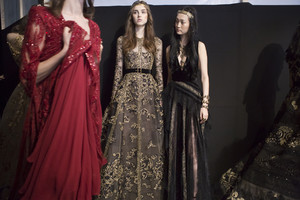 elie-saab-hc-bks-m-rf17-1108.thumb.jpg.9164b7aee58caaae7afc381dd8824440.jpg
