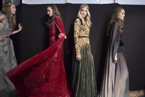 elie-saab-hc-bks-m-rf17-1194.thumb.jpg.a8c2a682220acaf299bda8096c17e6c3.jpg