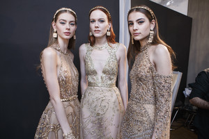 elie-saab-hc-bks-s-rs17-1913.thumb.jpg.c0534aec9043df809ab3bbb9aa090555.jpg