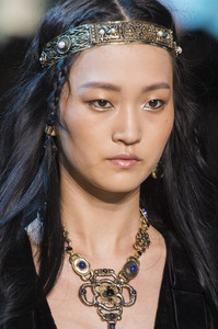 elie-saab-hc-clp-rf17-0746.thumb.jpg.3745a965e5c0b0995a7ef52b089ad4a5.jpg