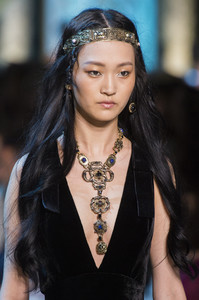elie-saab-hc-clp-rf17-0748.thumb.jpg.5348abfb571218d7d1c9549b0f537e39.jpg