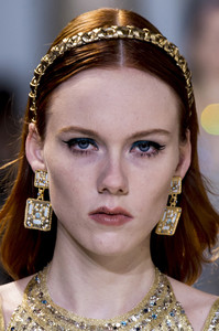 elie-saab-hc-clp-rs17-0248.thumb.jpg.ef8a42bff0c8e4da7fb8634253683d81.jpg