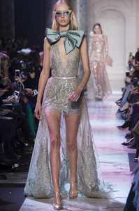 elie-saab-hc-clp-rs18-2770.thumb.jpg.68199bd5640280d38d841598d3adc664.jpg