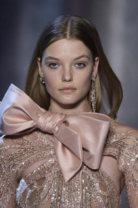 elie-saab-hc-clp-rs18-2787.thumb.jpg.949bc6abf0650bb8a9128893ca4d40fd.jpg