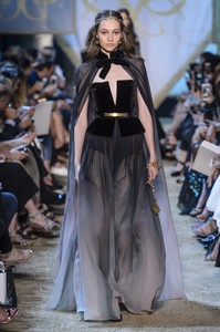 elie-saab-hc-rf17-0165.thumb.jpg.a457e7265de48861d2930bf04b2993fc.jpg