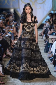 elie-saab-hc-rf17-0303.thumb.jpg.c18d480879c80999cdd6f006d30117b6.jpg