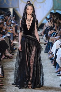 elie-saab-hc-rf17-0312.thumb.jpg.34186770b41b48923ff2cc2eae4567a8.jpg