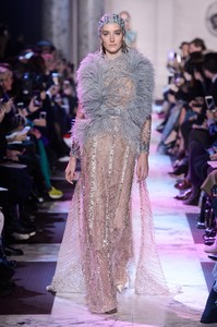 elie-saab-hc-rs18-0015.thumb.jpg.3368d683f245e4ad09bc385bde200e26.jpg