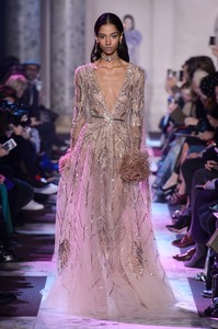 elie-saab-hc-rs18-0218.thumb.jpg.902de49702ef3d26dffc198864f8d5f2.jpg