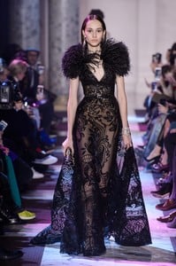 elie-saab-hc-rs18-0263.thumb.jpg.7f6d890fe1fa5e59090742058de6cc90.jpg