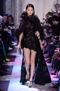 elie-saab-hc-rs18-0347.thumb.jpg.0e1a7dc294389863eb9e9c4b2ece66e9.jpg