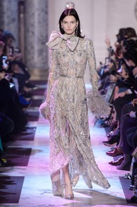 elie-saab-hc-rs18-0489.thumb.jpg.ccf958e8f625bd5168fe201728ffe230.jpg