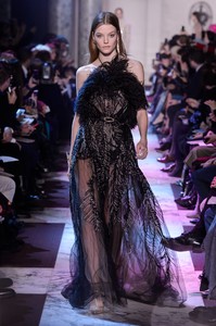 elie-saab-hc-rs18-0568.thumb.jpg.a01c65ac69d54ad3c91bf030c2d340db.jpg