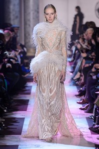 elie-saab-hc-rs18-0574.thumb.jpg.aa35d1fd733c43b928c5992b154bae22.jpg