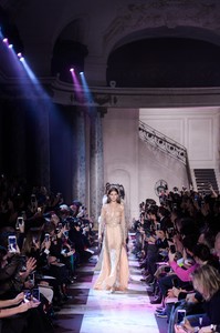 elie-saab-hc-rs18-0603.thumb.jpg.e8411d713edc366ffa1058875de8f269.jpg
