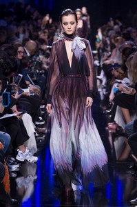 elie-saab-rf17-1243.thumb.jpg.1f2c45bb97b555a3ee4be46d65a9326a.jpg