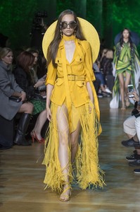 elie-saab-rs18-1132.thumb.jpg.b39cbdda684b0c1c0457b58a3cd29c30.jpg