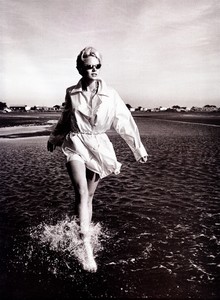 elle_us_jan_1996_13.thumb.jpg.5757fe8335999b47c0459b311a233569.jpg