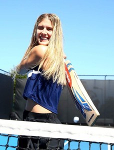 eugenie-bouchard-hobart-hit-with-george-bailey-2018-13.jpg