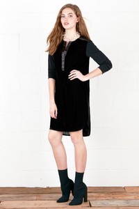 evm-lookbook-Finley_Shirts_Kenzie_Dress_BlackVelvet_2361097V_1024x1024.jpg