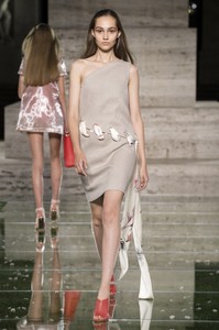 ferragamo-rs18-2724.thumb.jpg.50d2f3e1b19575a19ed12585503cc10d.jpg