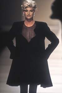 giorgio-armani-fw-1991-1.thumb.jpg.dcb727991dc8135ae9b5683838eecc62.jpg