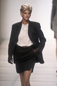 giorgio-armani-fw-1991-5.thumb.jpg.1f9ce6f739154db60e5efae66ec3cf95.jpg