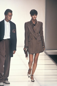 giorgio-armani-ss-1991-10.thumb.jpg.1429bde98638499708d12f63487cd689.jpg