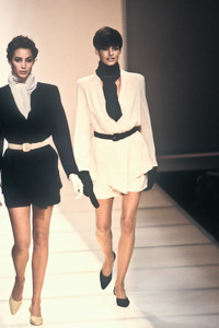 giorgio-armani-ss-1991-17.thumb.jpg.215b163fc5f1329a466ade7861322d41.jpg