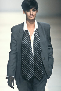 giorgio-armani-ss-1991-21.thumb.jpg.d792a8183a2c89bacdeb69b0a5b1936c.jpg