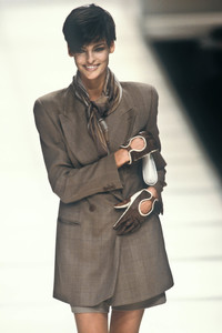 giorgio-armani-ss-1991-3.thumb.jpg.005a34ac7fb8c5beeb26c9c4fd72408d.jpg