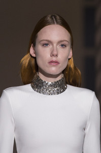 givenchy-hc-clp-rs18-1903.thumb.jpg.cef3398fd61a492b6579415139d45046.jpg