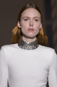 givenchy-hc-clp-rs18-1905.thumb.jpg.55a75fa7d35e087f2641886bce76df8b.jpg