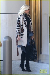 gwen-stefani-january-2018-04.jpg