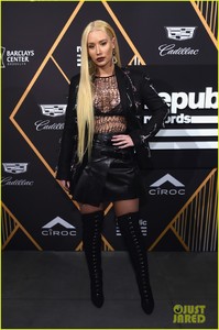 hailee-steinfeld-julia-michaels-iggy-azalea-republic-grammys-party-05.jpg