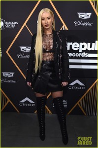 hailee-steinfeld-julia-michaels-iggy-azalea-republic-grammys-party-17.jpg