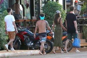 izabel-goulart-and-kevin-trapp-on-vacation-in-brasil-01-14-2018-0.thumb.jpg.bffe40d9bde838bbaf17ecdc1df859c8.jpg